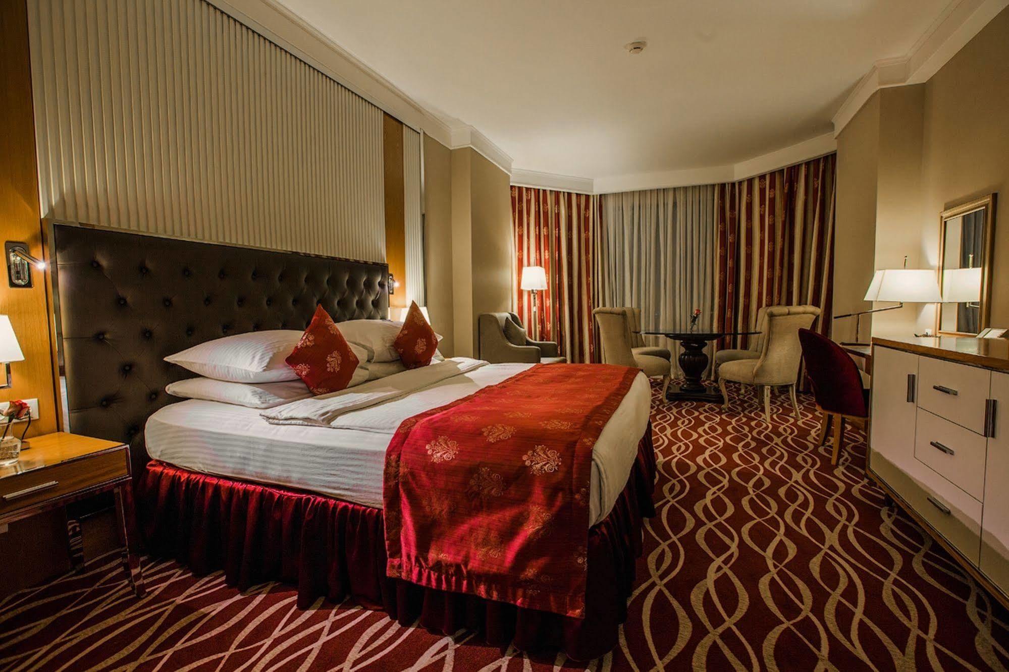 Ramada Plaza Astana Hotel ภายนอก รูปภาพ