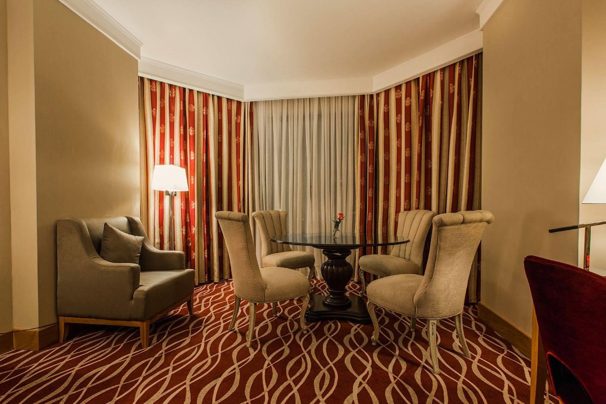 Ramada Plaza Astana Hotel ภายนอก รูปภาพ
